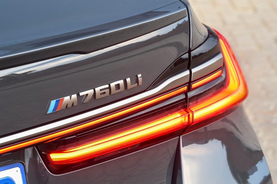 Логотип BMW M760Li xDrive (G12) 2019 года  (ZA) (фото 20 из 25)